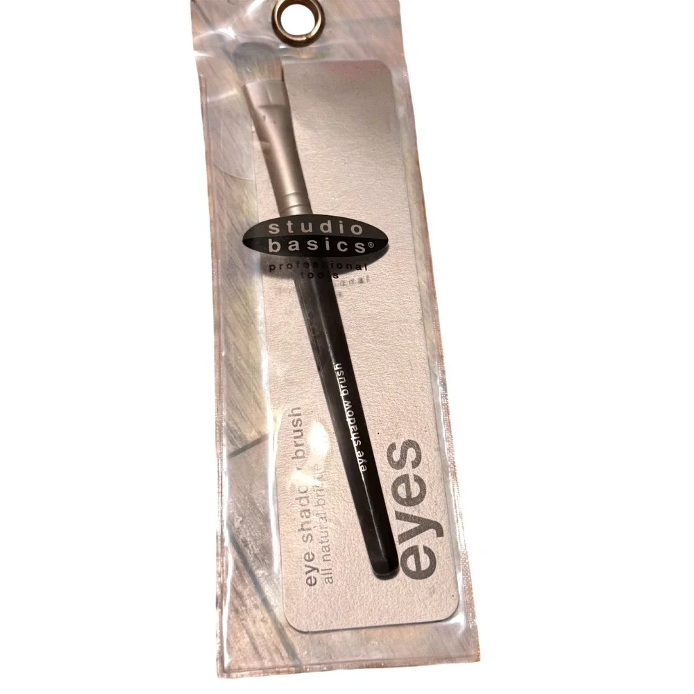 $3 BUNDLE ITEM NWT Studio Basics Eye Shadow Brush All Natural Bristle
